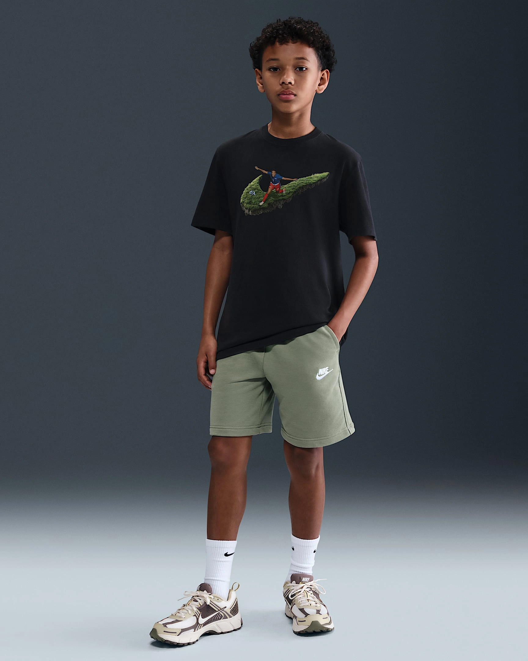 Clár Caitlin Bíonn Sí Bríomhar Nike Basketball T-Shirt le haghaidh Páistí